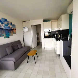 Studio recent à 500 m des plages et du port Fréjus